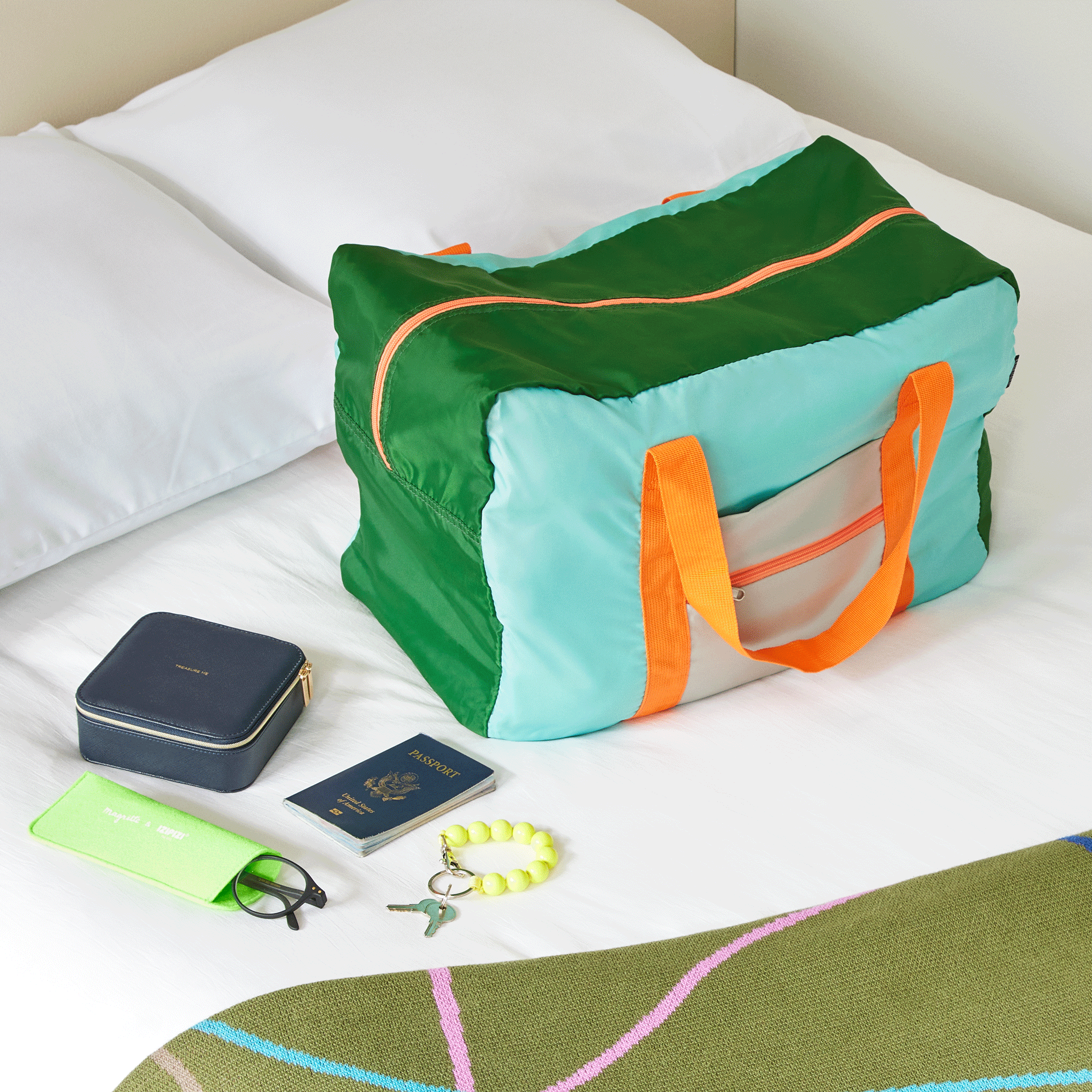 Remember Duffle Travel Bag - Green – MoMA Design Store