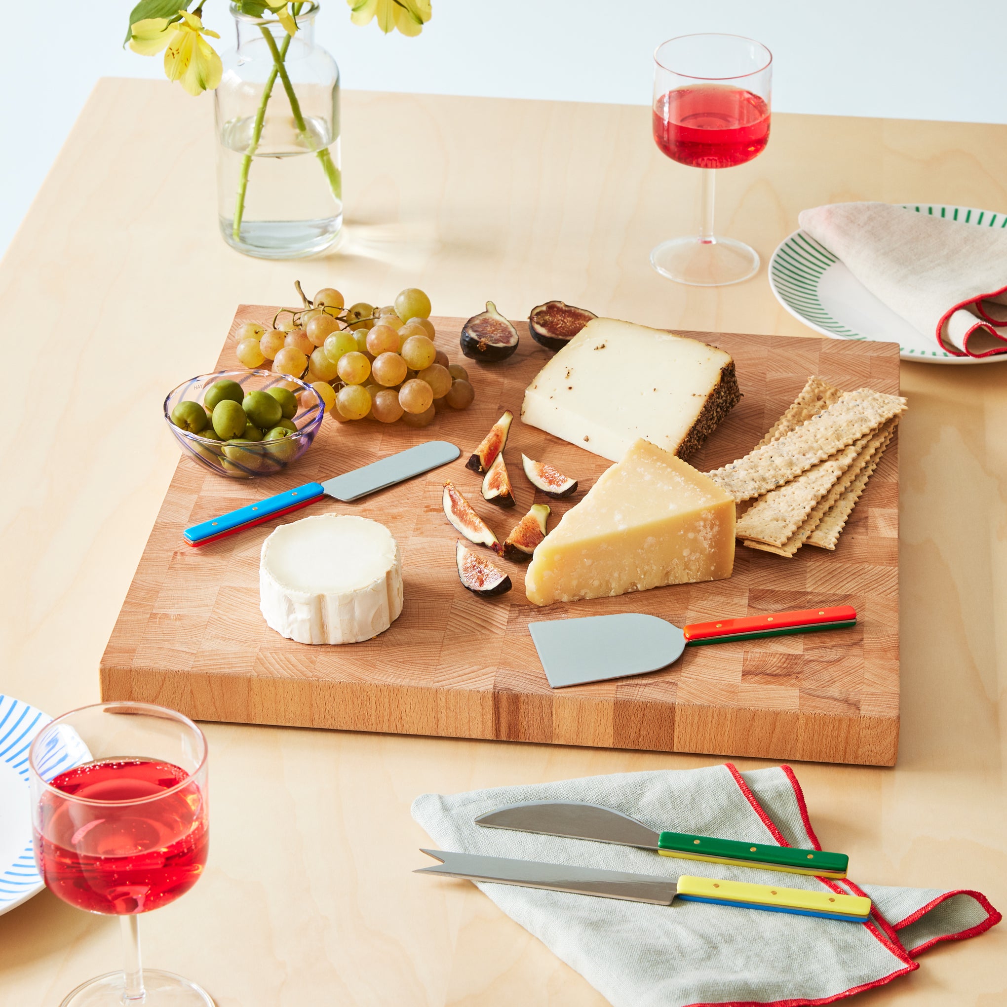 Moma store購入 ドイツ製 チーズ カッティングボード ＆ ナイフ MoMA Color Block Cheese Knives - Set of 4 – MoMA Design Store