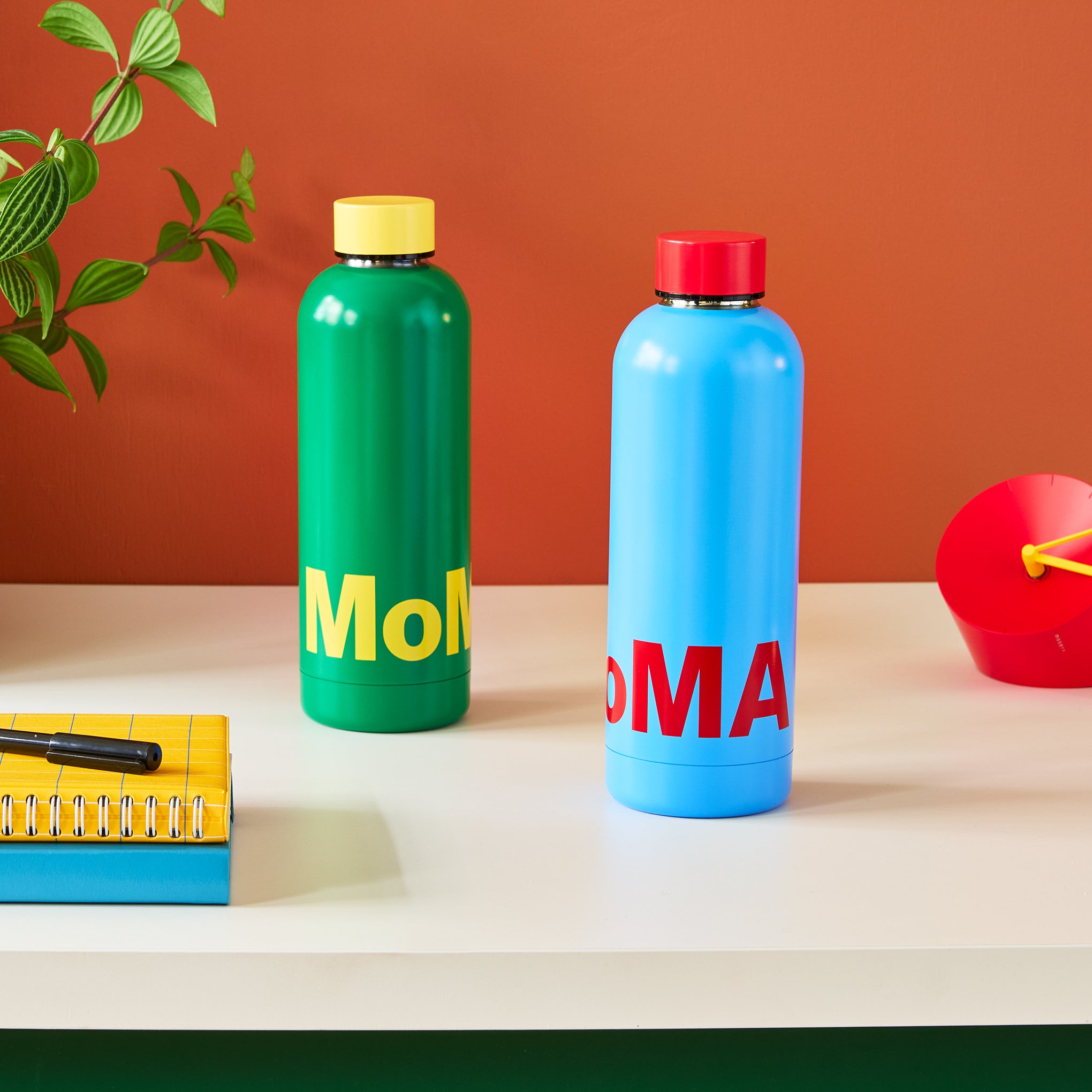 2024’ NY MoMA storeにて購入！ウォータージャグ&ポーチ&トート Colorful MoMA Water Bottles - Blue/ Red – MoMA Design Store