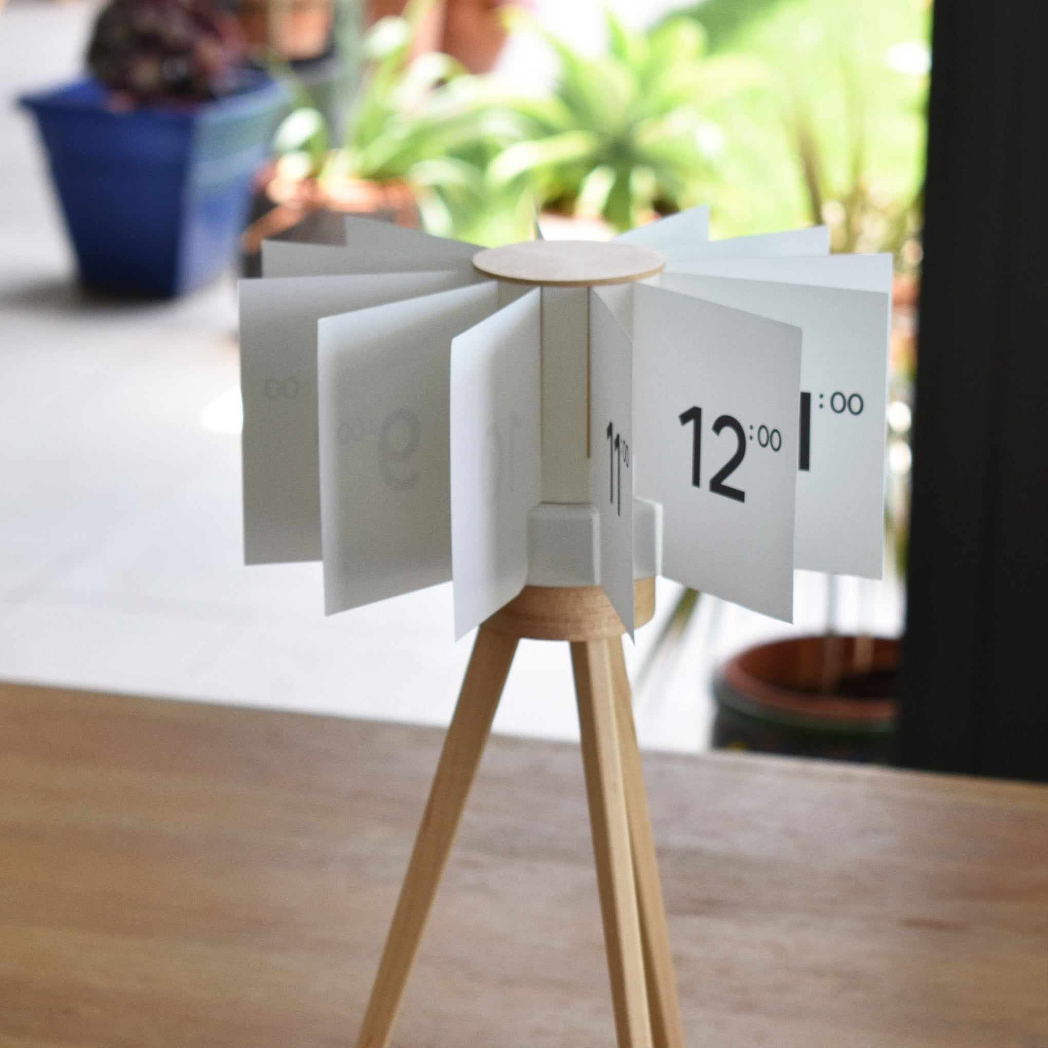 Paper Leaves NRH Mini Desk Clock – MoMA Design Store