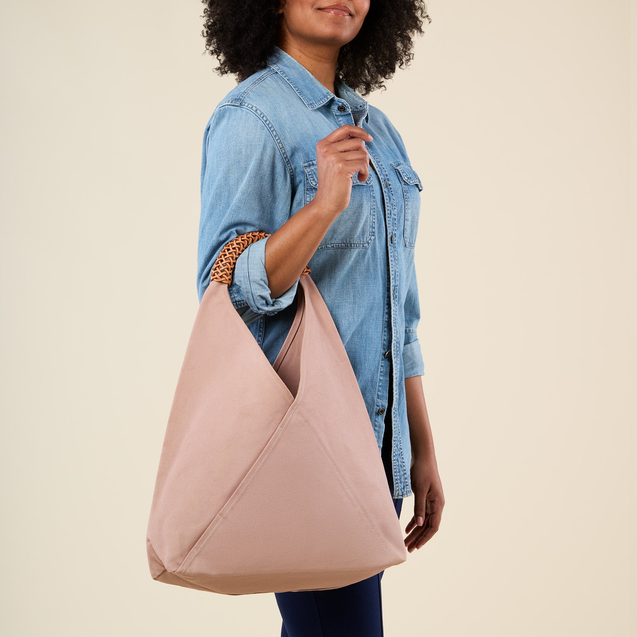 Kamaro'an Natural Dyed Woven Triangle Tote Bag - Purple – MoMA