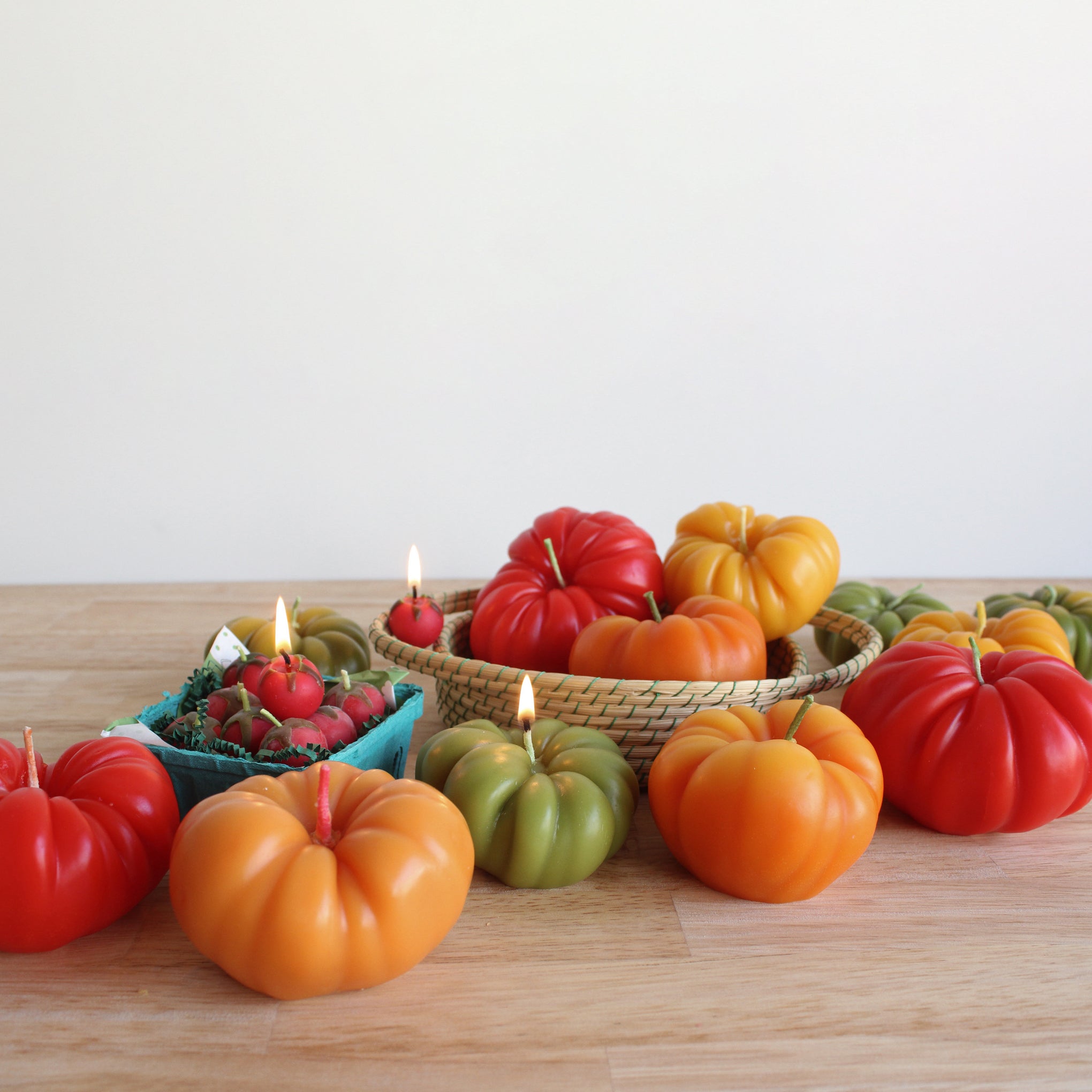Heirloom Tomato Beeswax Candle - Red – MoMA Design Store
