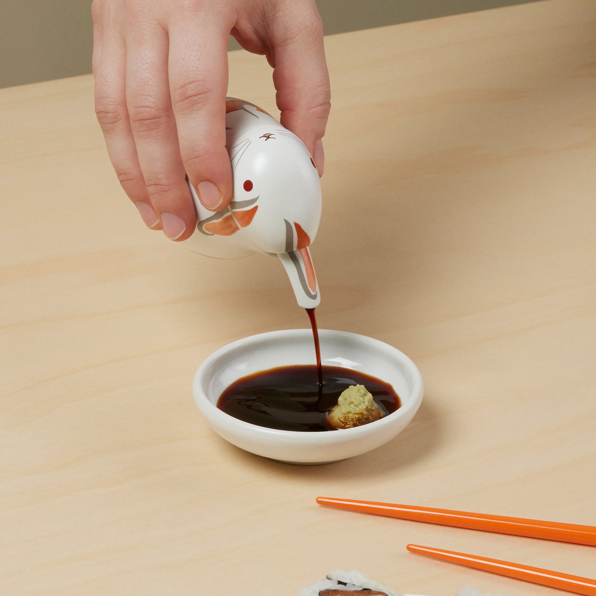 発光マンガンガラス Nesting Bunny 標準サイズ 蓋付きディッシュ Rabbit Porcelain Soy Sauce Dispenser – MoMA Design Store
