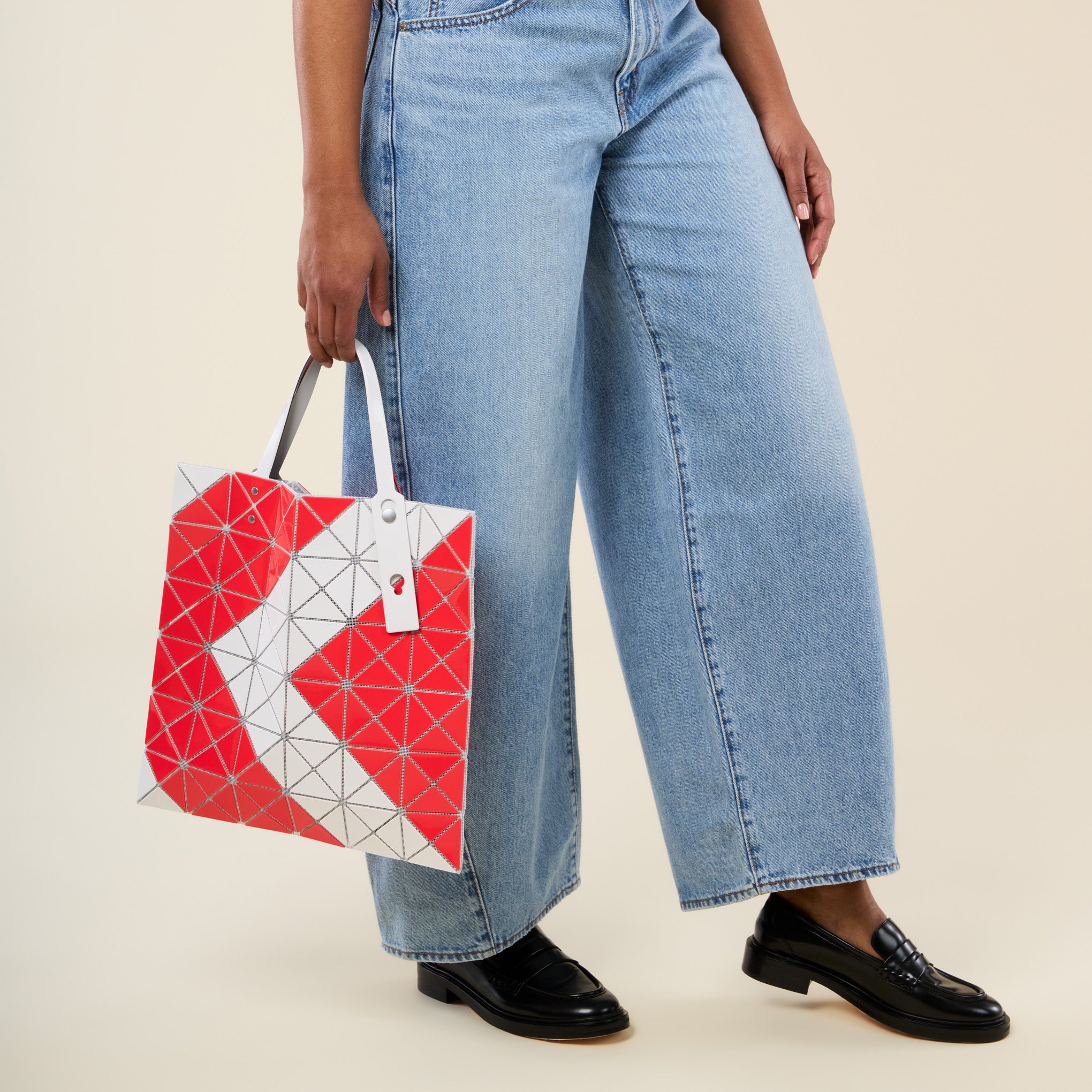 BAO BAO ISSEY MIYAKE トートバッグ 33cm×33cm BAO BAO ISSEY MIYAKE Sign Tote Bag – MoMA Design Store