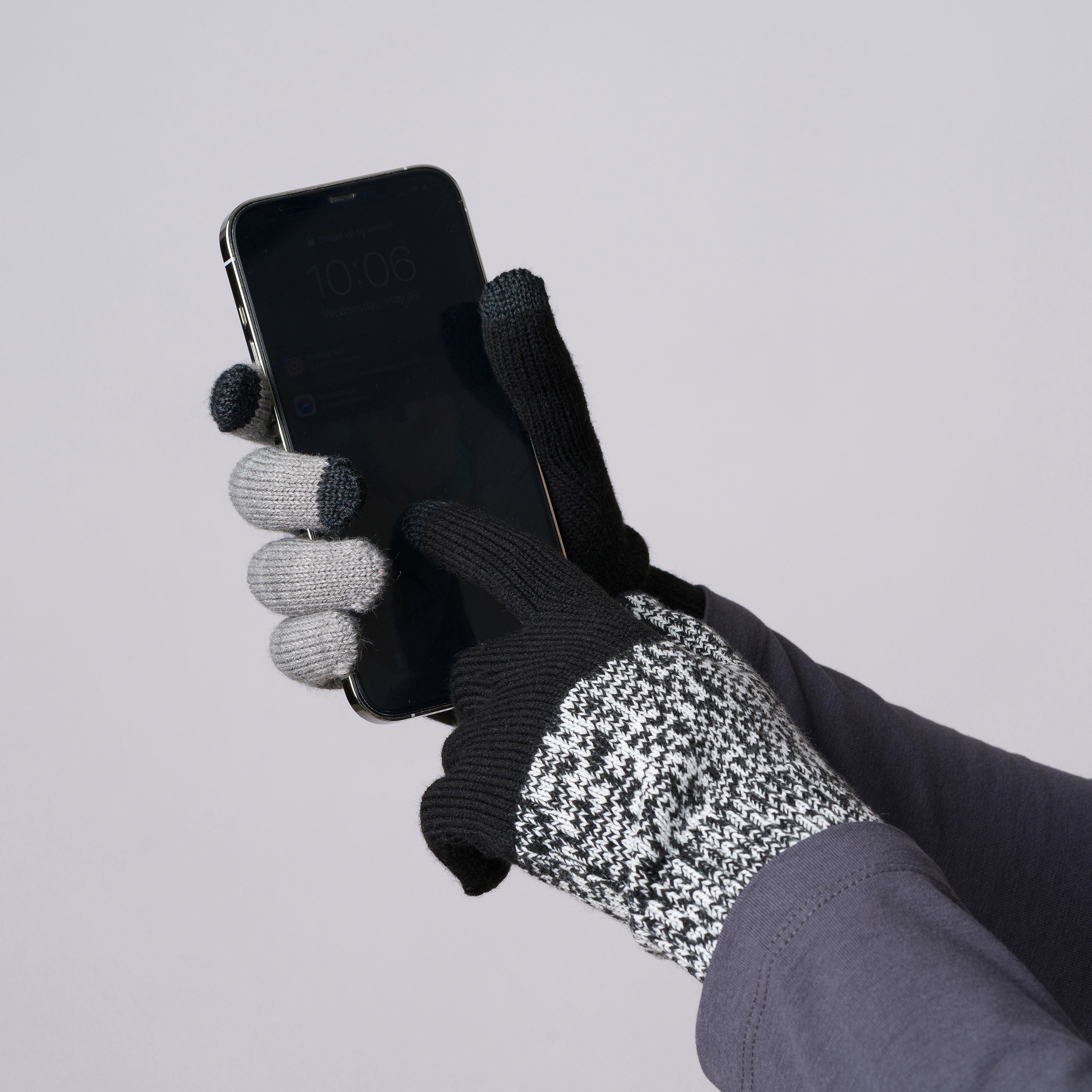 Pair & a – Touchscreen Design Gloves Black Spare Gray MoMA Store Colorblock 