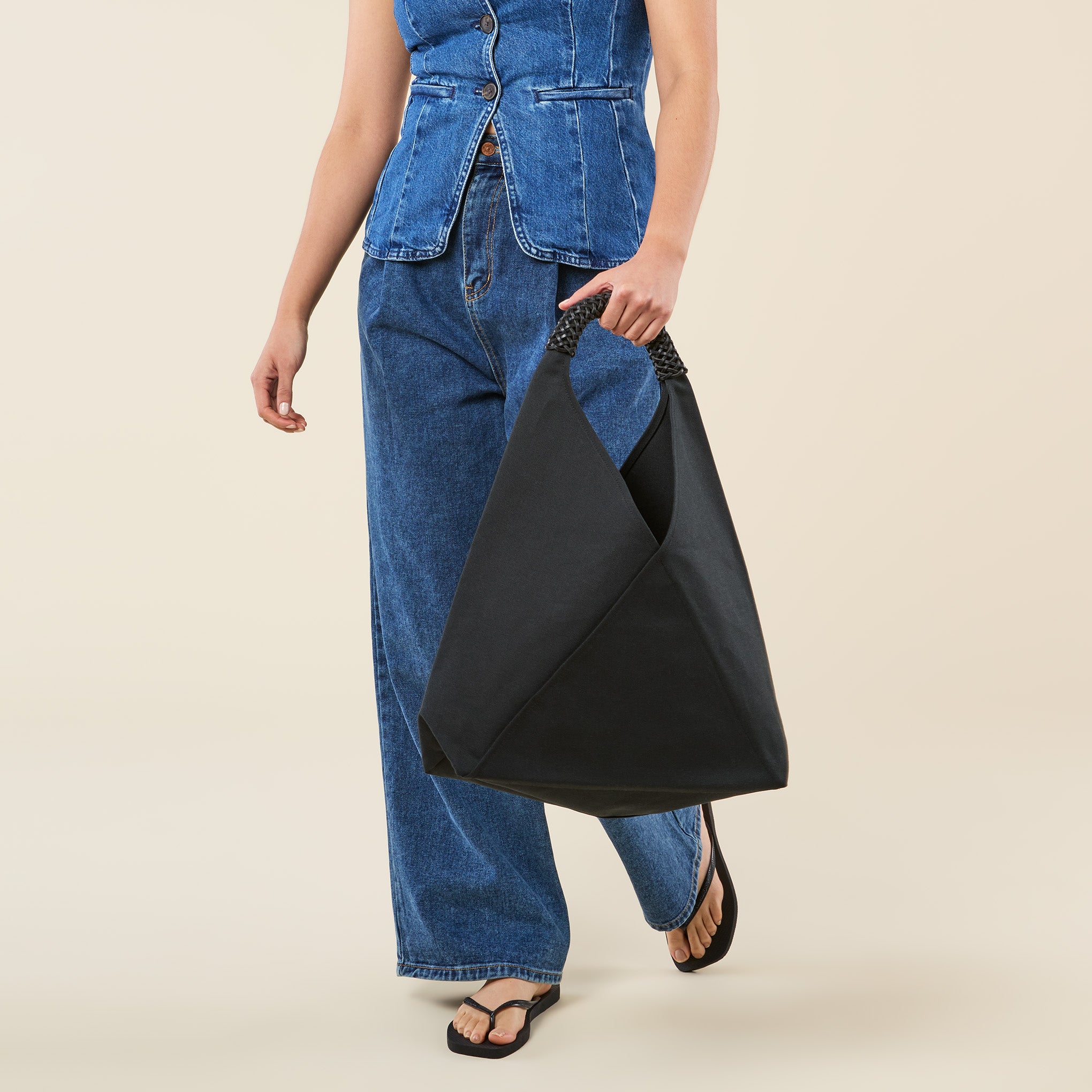 MOMA ヴィンテージバッグ Kamaro'an Woven Triangle Tote Bag – MoMA Design Store
