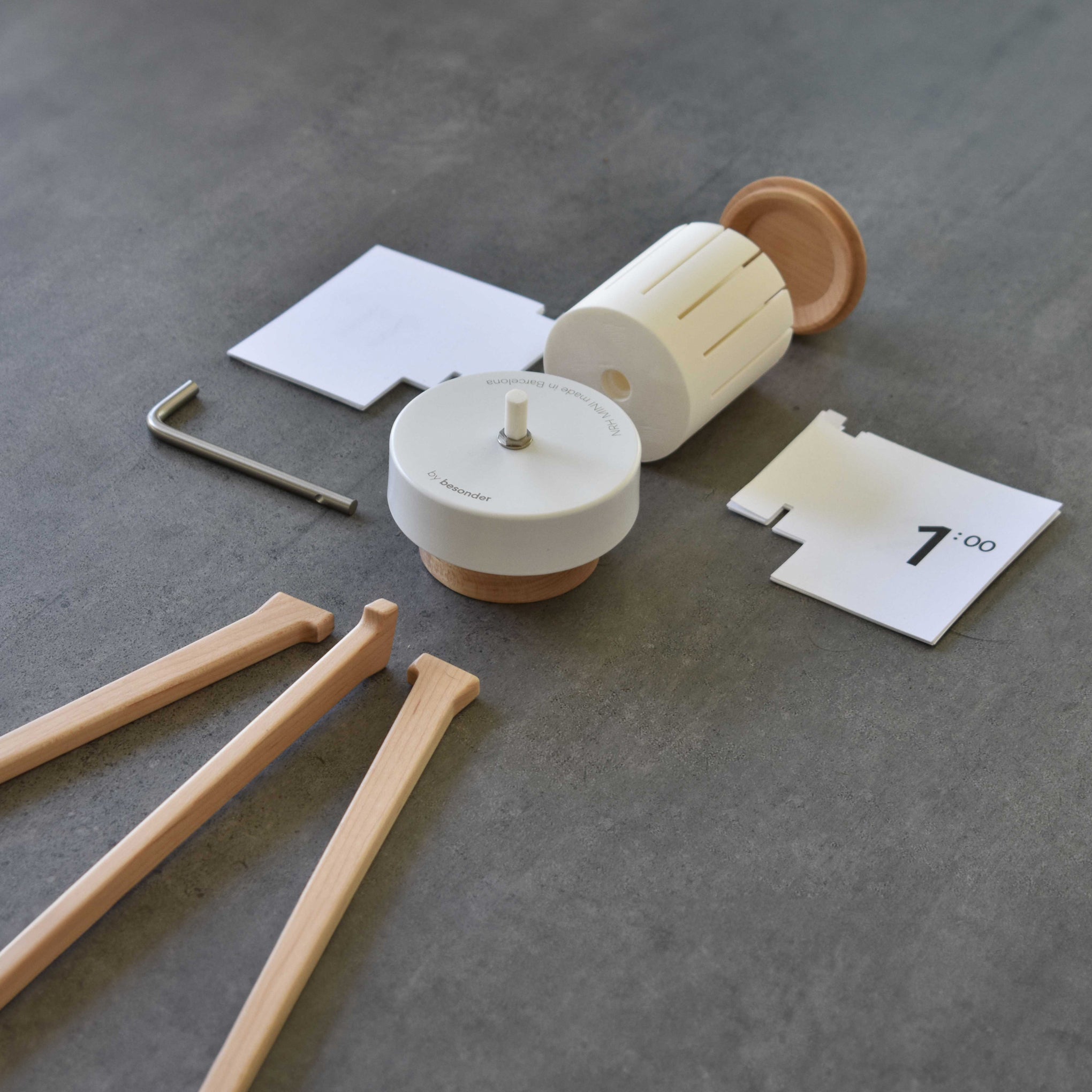 Paper Leaves NRH Mini Desk Clock – MoMA Design Store