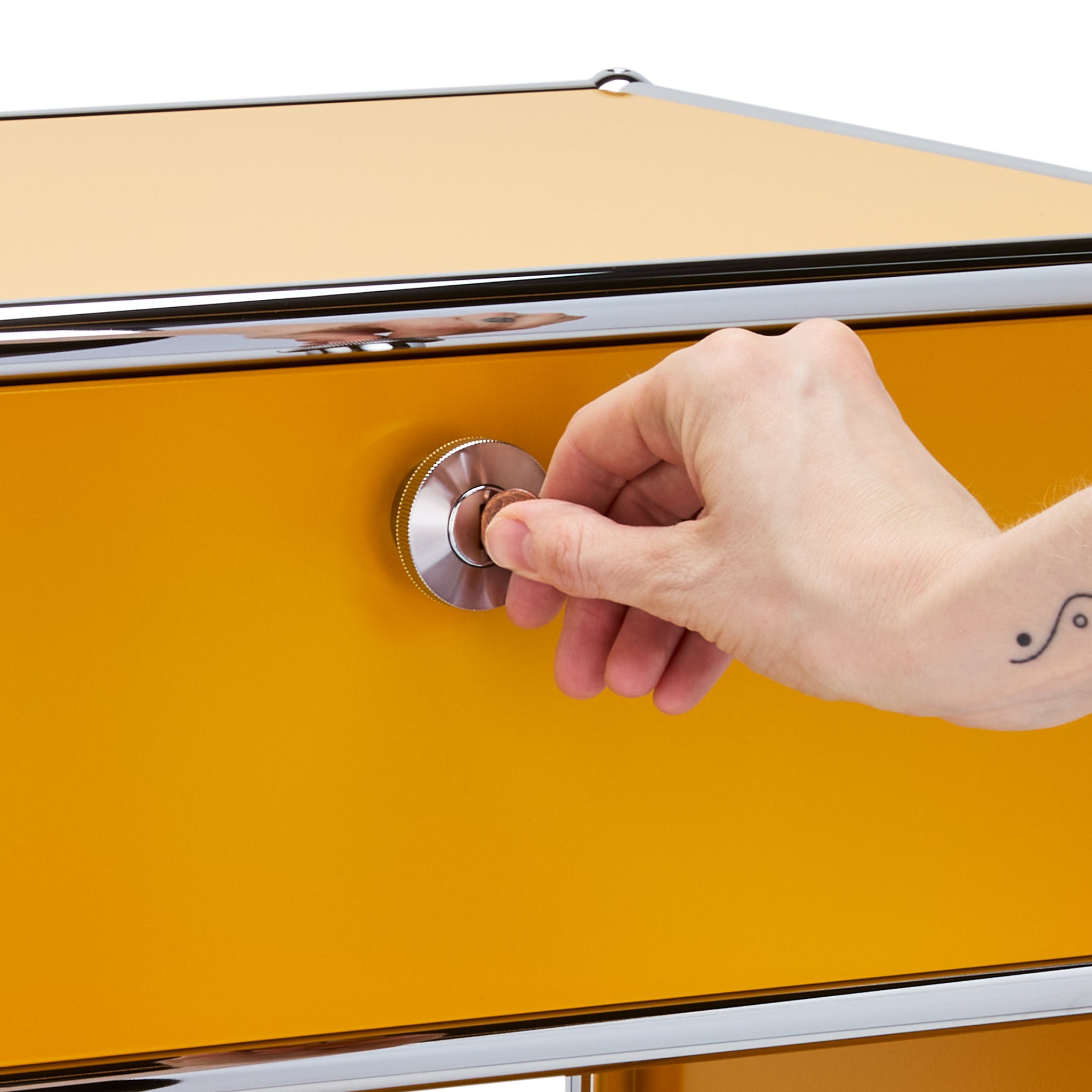 USM Haller 750×350mm punching panel イエロー USM Haller 750×350mm punching panel イエロー USM Haller 750