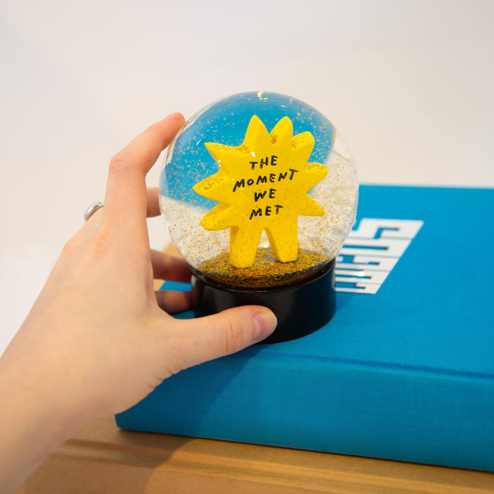 The Moment We Met スノードーム MOMA The Moment We Met Snow Globe – MoMA Design Store