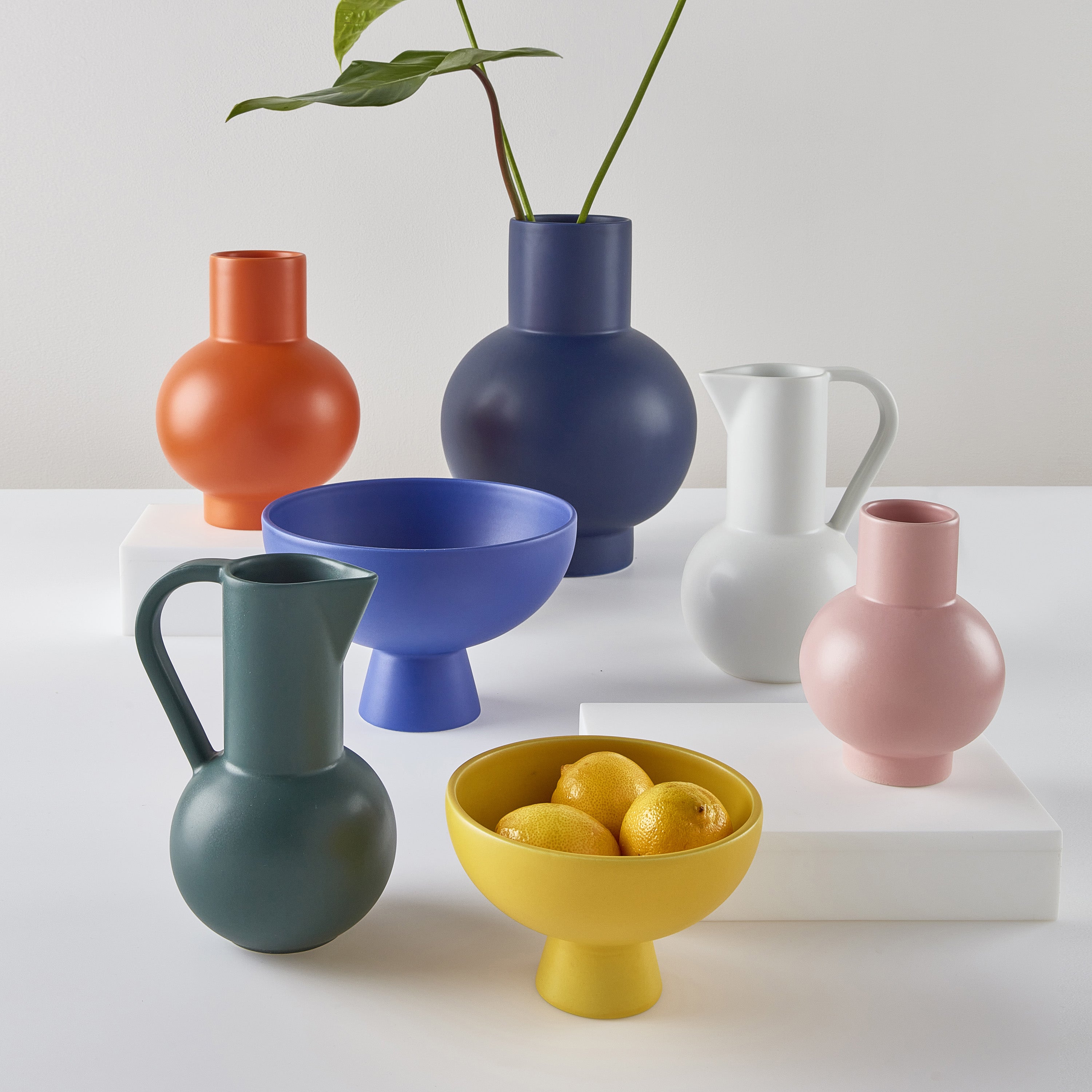 Raawii Strøm Vase - Coral Blush – MoMA Design Store