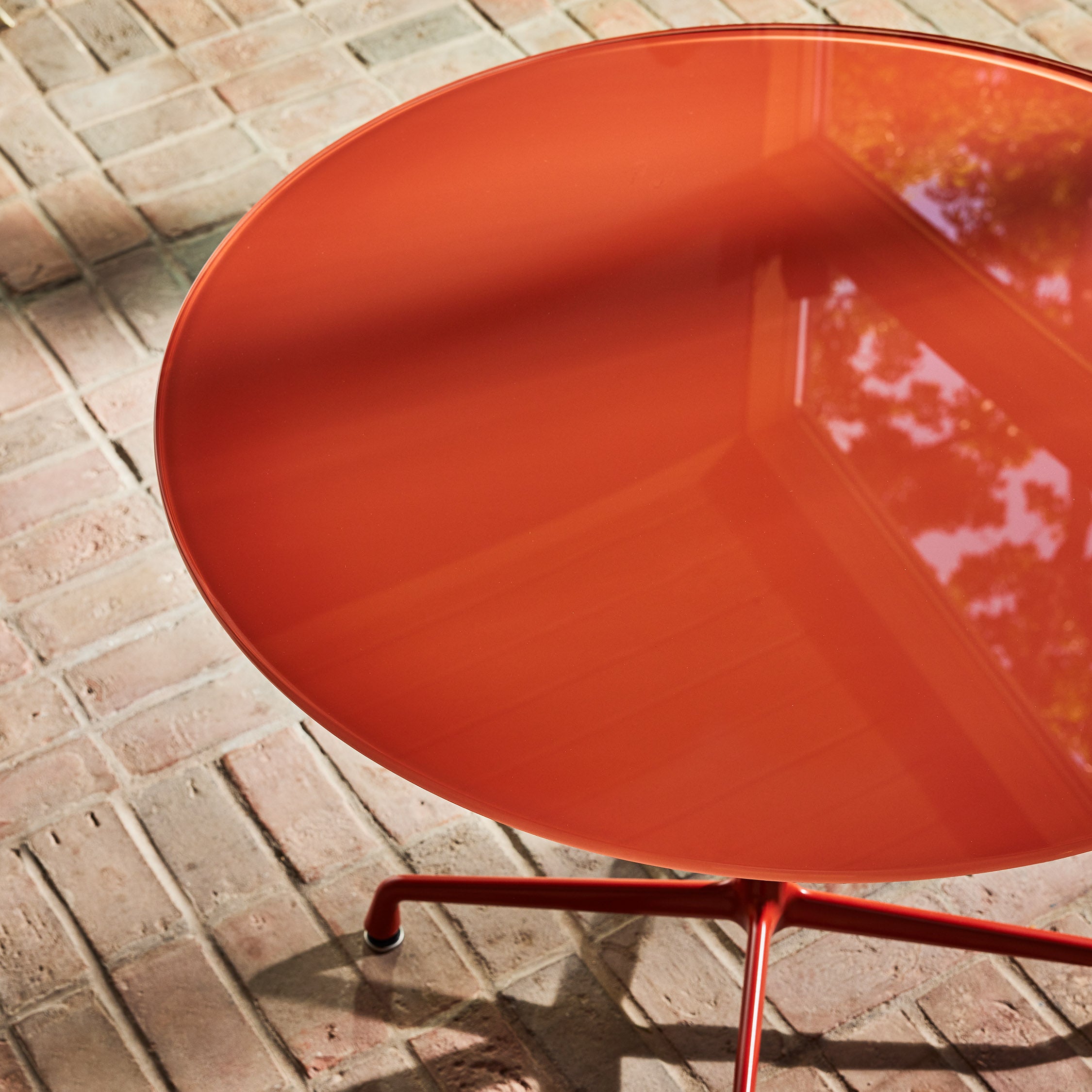 herman-miller-x-hay-eames-universal-base-round-table-iron-red-moma